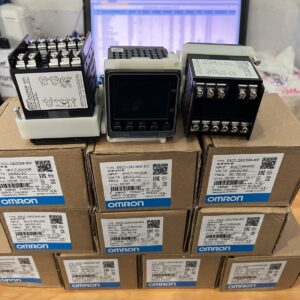 Bộ điều khiển nhiệt độ Omron E5CC-QX2DSM-800