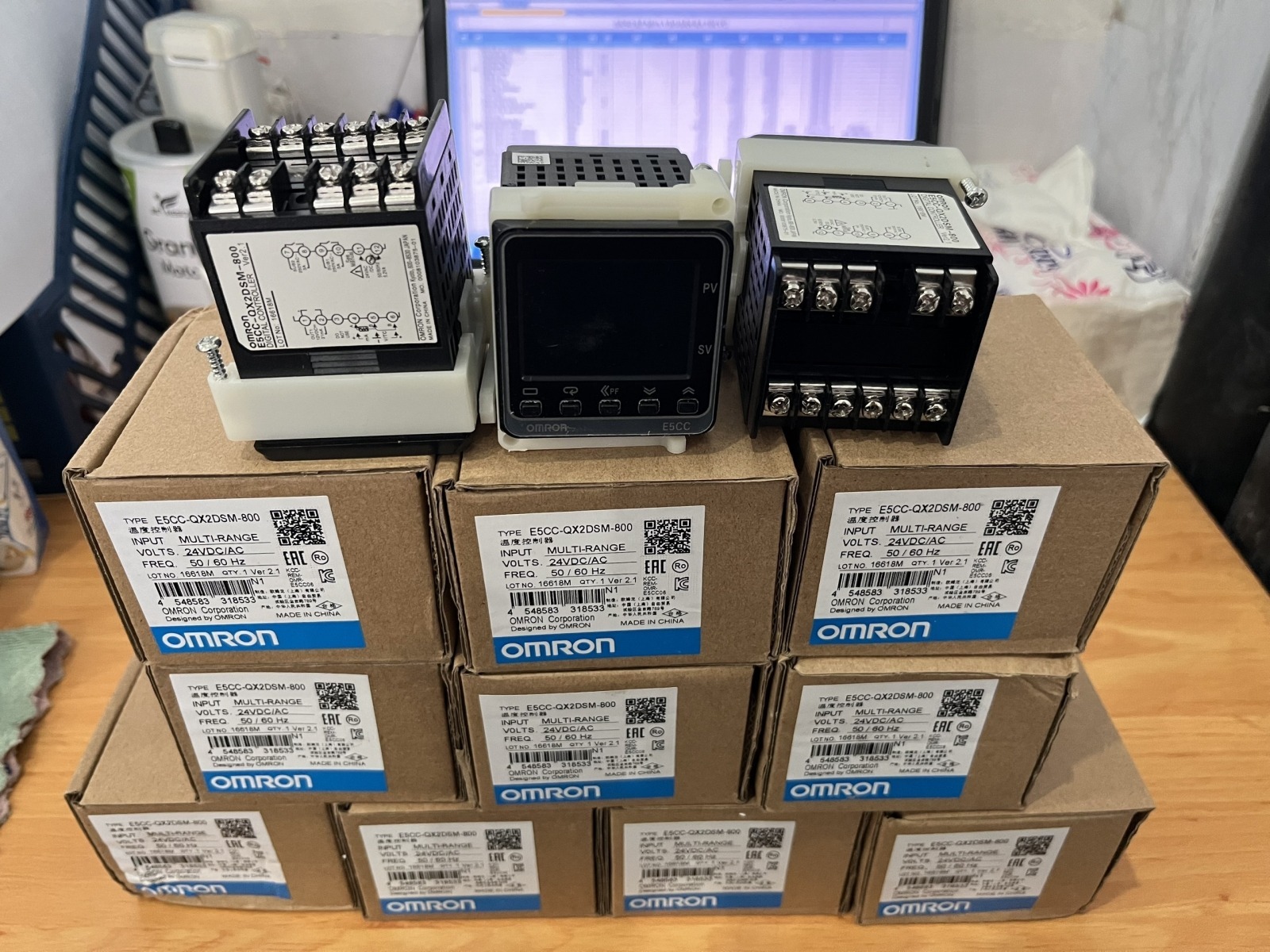 Bộ điều khiển nhiệt độ Omron E5CC-QX2DSM-800