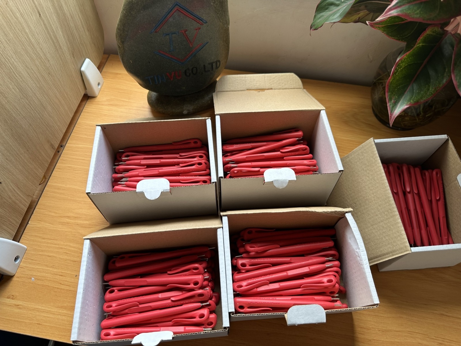 Bút Bi Từ Tính BRC Detectamet Elephant đỏ